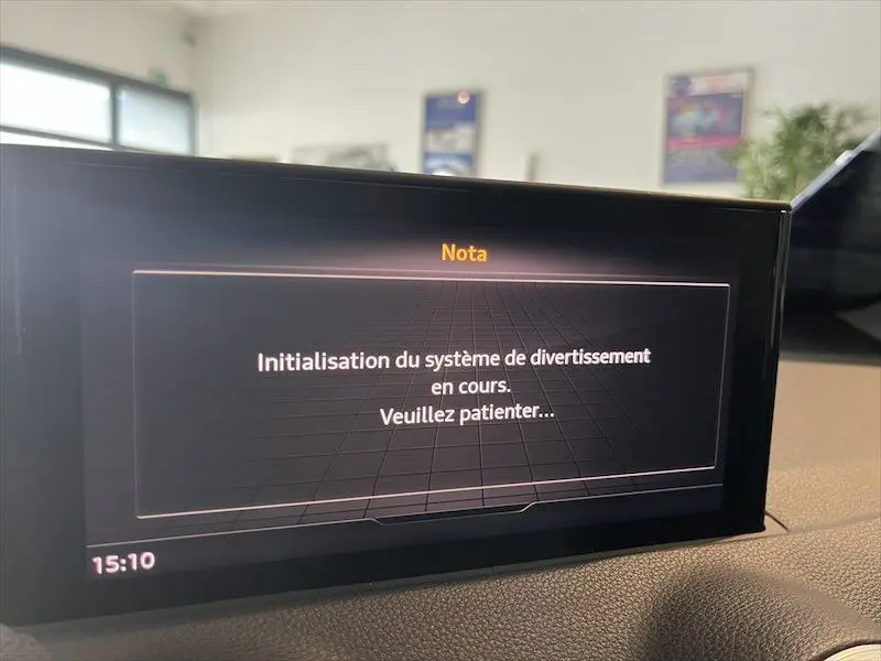 Écran central du système multimédia d’un Audi Q2 30 TFSI S-Line 2021, affichant l'initialisation en cours.