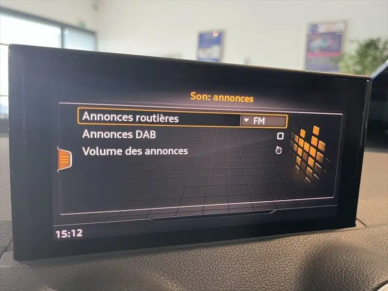 Écran multimédia intérieur de l'Audi Q2 30 TFSI S-Line 2021 affichant les options de son pour annonces routières.
