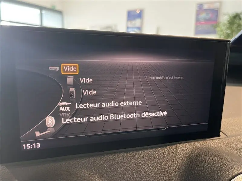 Écran multimédia de l'Audi Q2 30 TFSI S-Line 2021 affichant les options audio, intérieur noir.