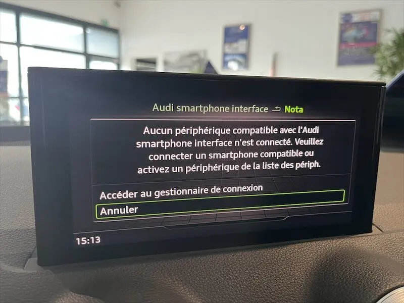 Écran central de l'Audi Q2 30 TFSI S-Line 2021 affichant le message de connexion smartphone, intérieur noir.