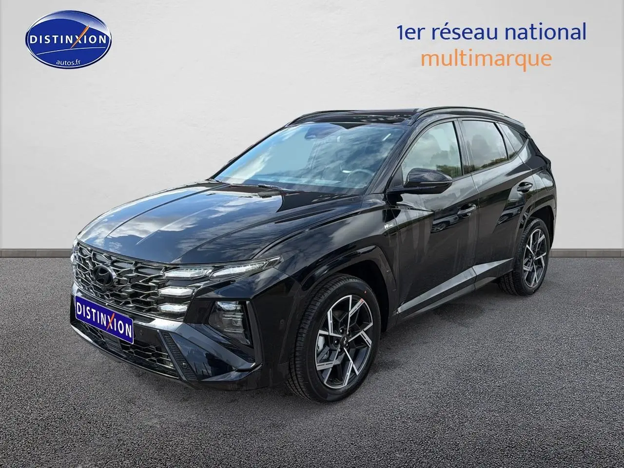 Hyundai Tucson noir en 3/4 avant droit, mettant en valeur sa calandre chromée et ses jantes alu design.