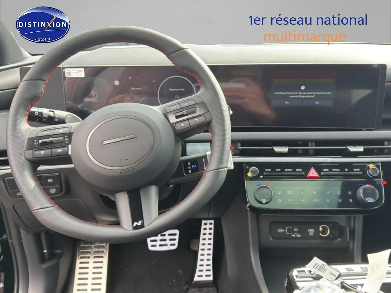 Vue intérieure centrée sur le volant sport cuir noir avec surpiqûres rouges du Hyundai Tucson N Line 2026.