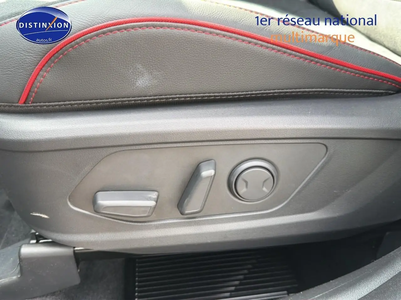 Détail des commandes électriques du siège conducteur en cuir noir avec surpiqûres rouges du Hyundai Tucson 2026.