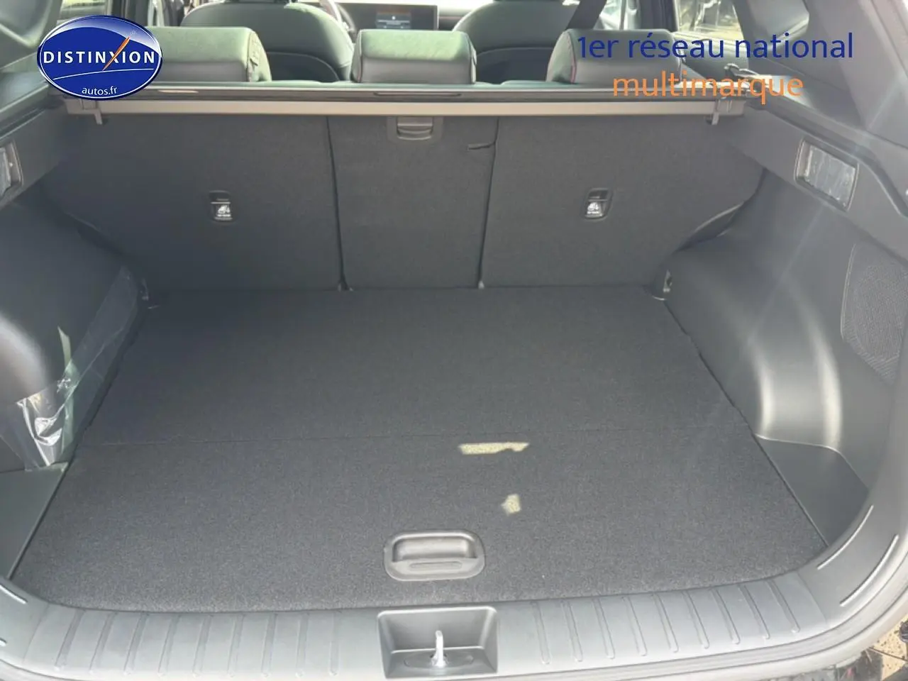 Coffre spacieux du Hyundai Tucson noir 2026 vu de l'arrière avec banquette rabattue et cache-bagages.