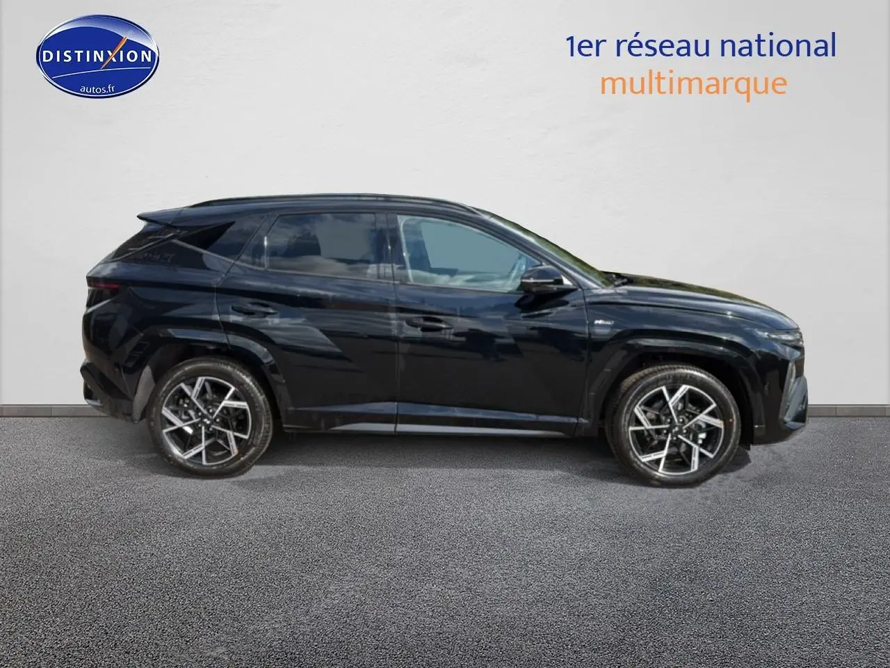 Vue latérale gauche du Hyundai Tucson noir 2026 avec jantes alliage et lignes anguleuses marquées.