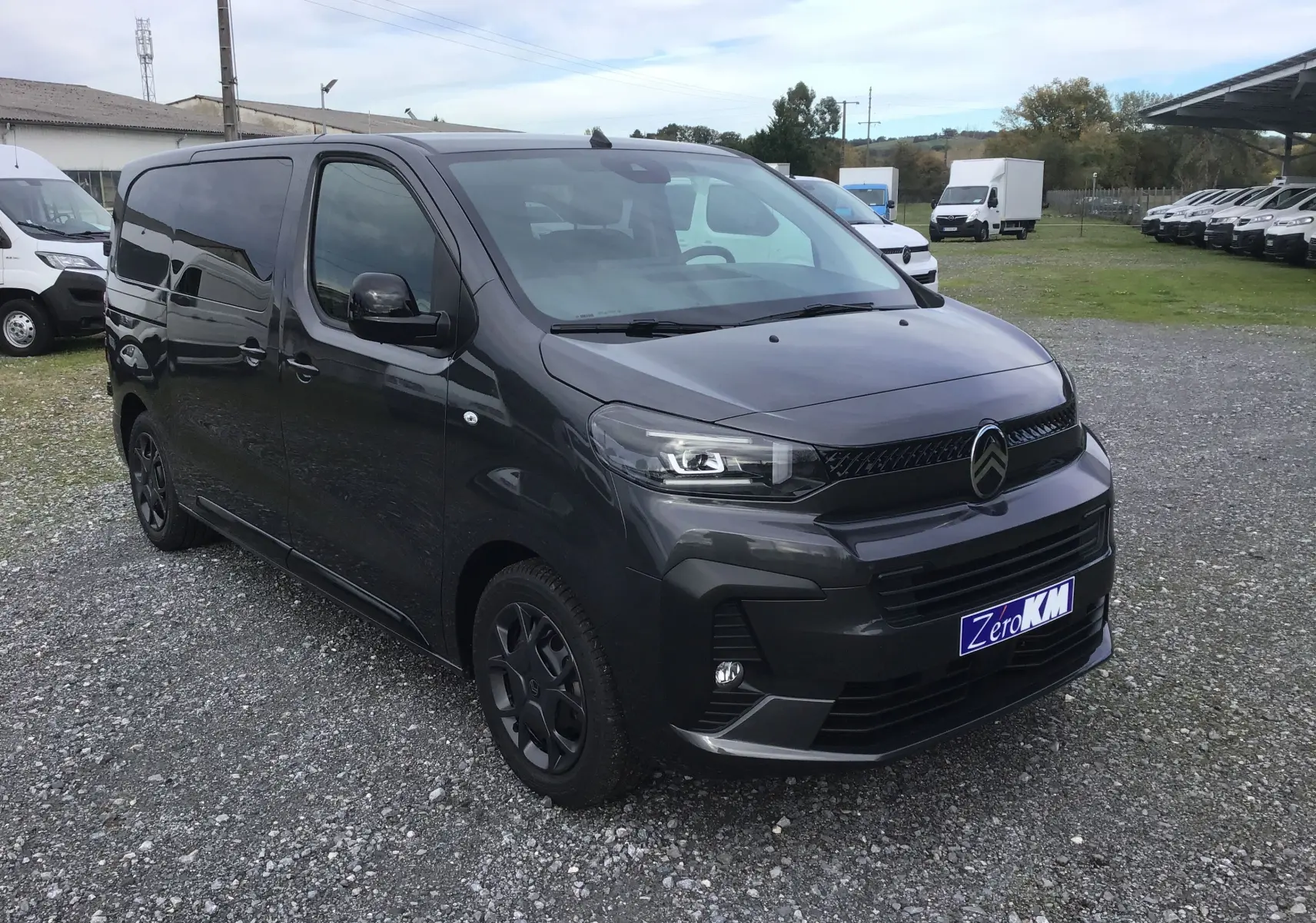 Citroën Jumpy Cabine Approfondie gris titane en 3/4 avant droit, avec calandre noire et jantes foncées.
