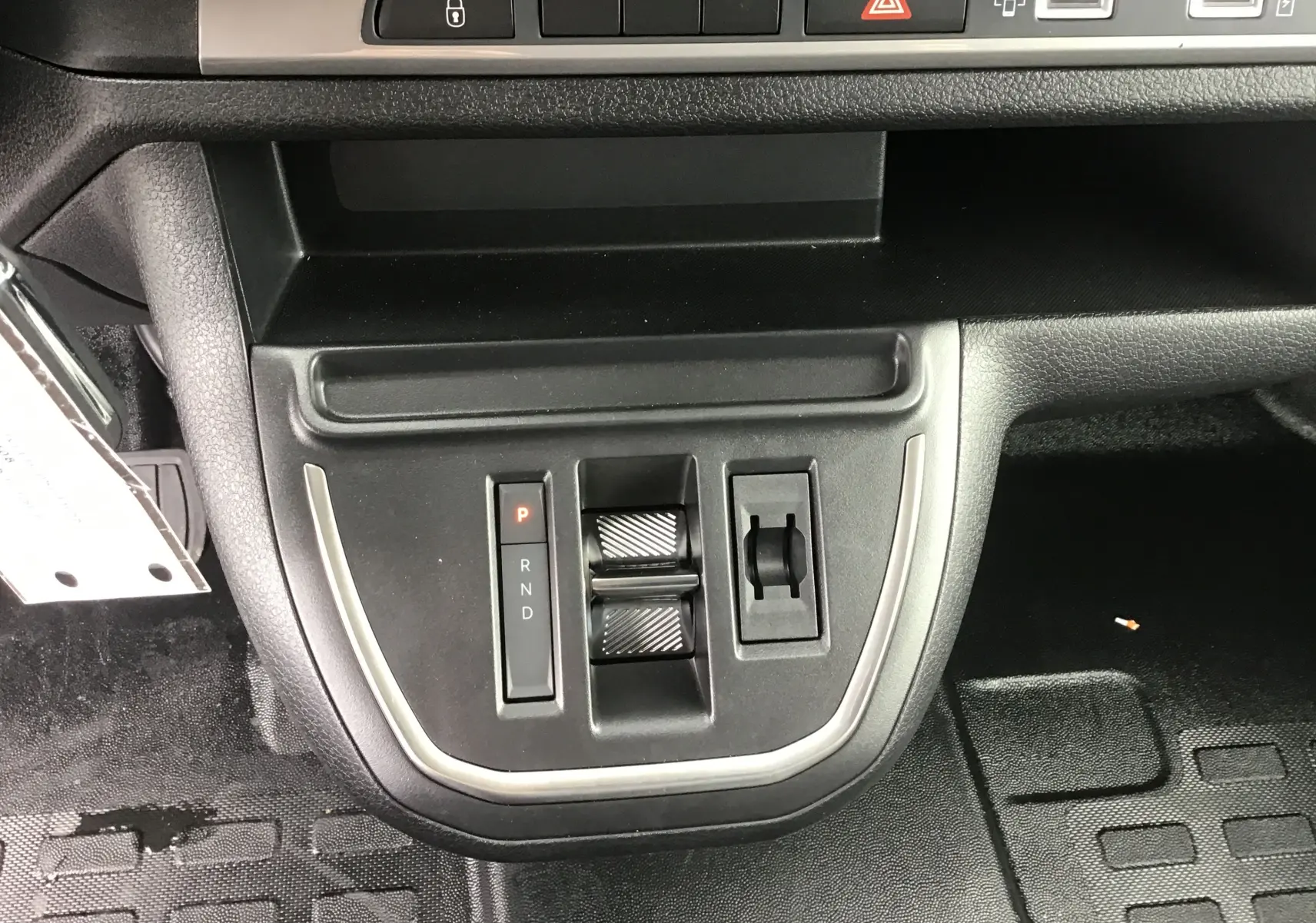Gros plan sur la console centrale du Citroën Jumpy gris titane, montrant la commande de boîte automatique et les commandes de climatisation.