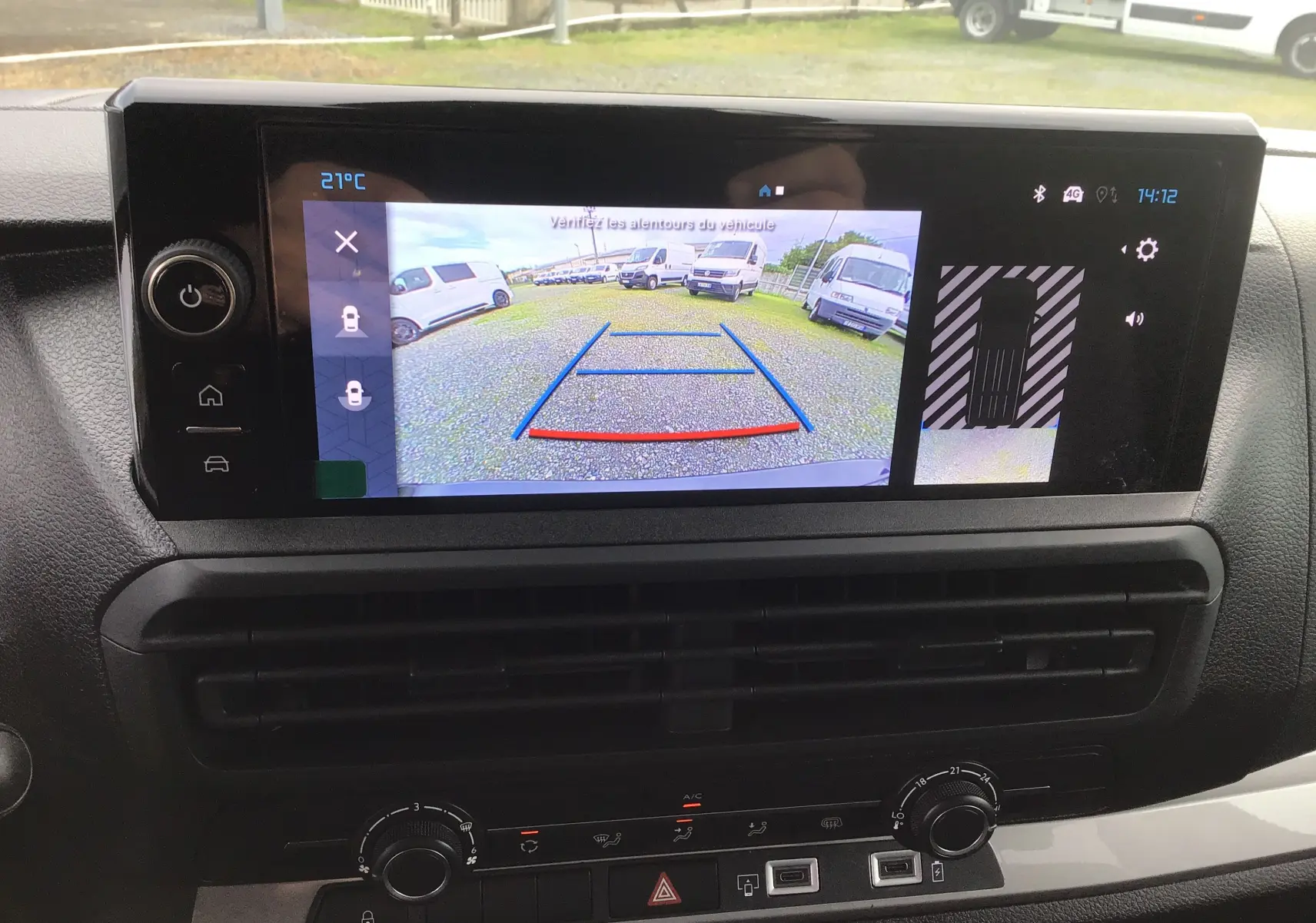 Écran central affichant la caméra de recul du Citroën Jumpy Gris Titane, vue intérieure du tableau de bord.