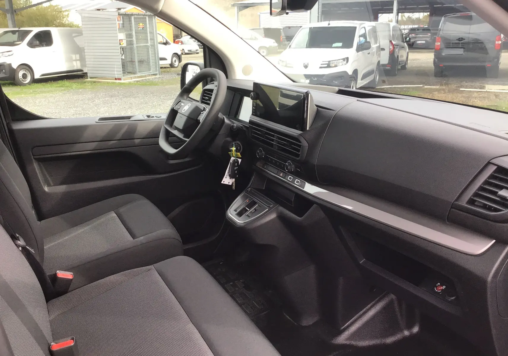 Intérieur côté conducteur du Citroën Jumpy gris titane, tableau de bord moderne avec écran tactile et volant multifonction.