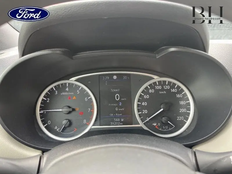 Vue rapprochée du tableau de bord d'une Nissan Micra gris acier 2022, affichant compte-tours et vitesse.