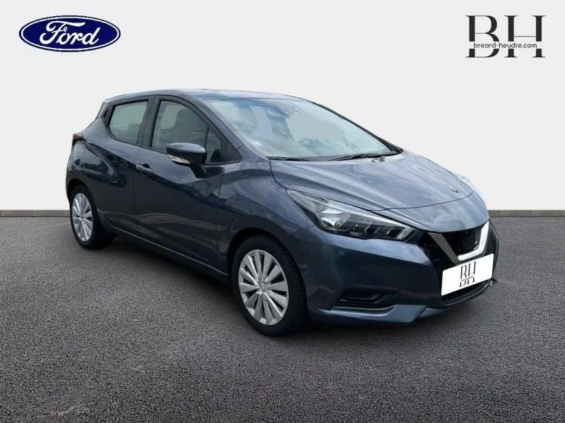 Vue 3/4 avant droite d'une Nissan Micra gris acier 2022 avec phares LED et jantes alliage.