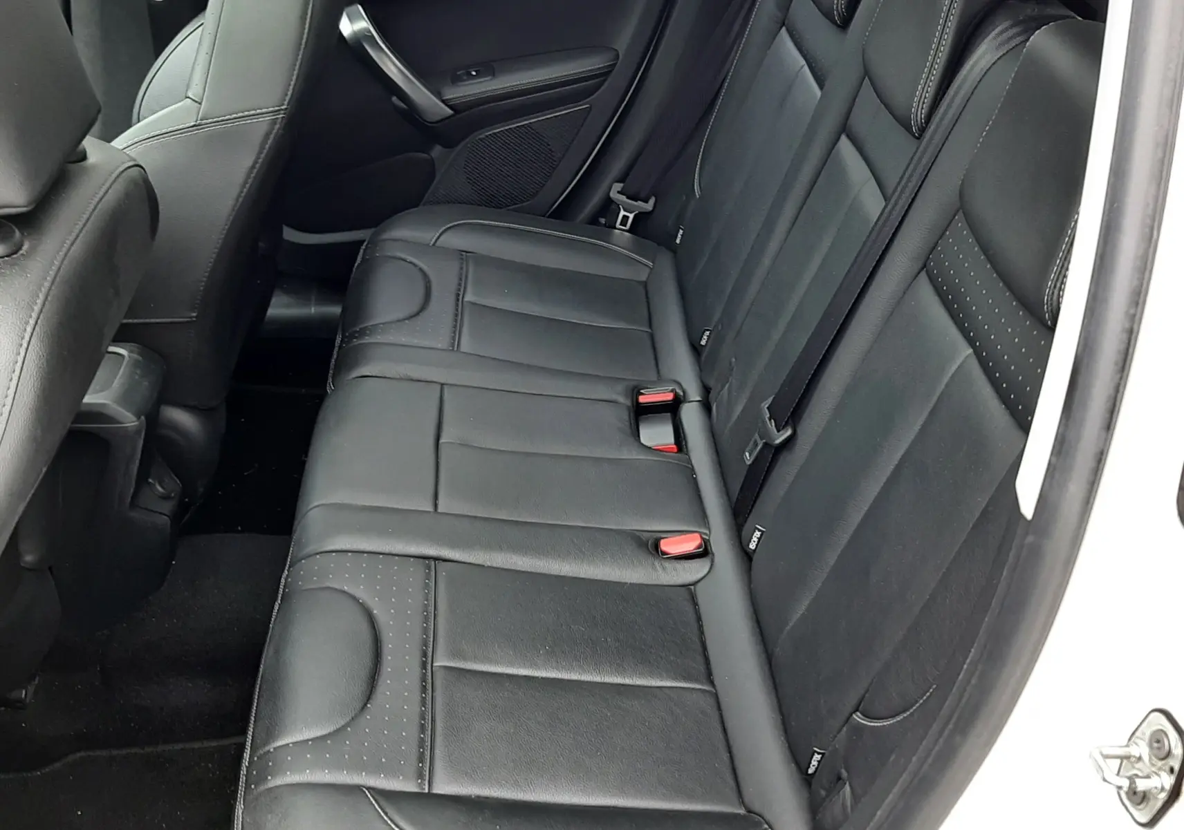 Vue intérieure côté droit montrant la banquette arrière en cuir noir du Peugeot 2008 blanc de 2017.
