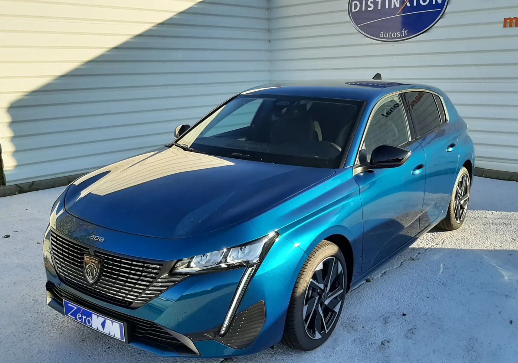 Peugeot 308 BlueHDi 130ch en bleu obsession, vue 3/4 avant droit avec calandre noire et jantes biton.