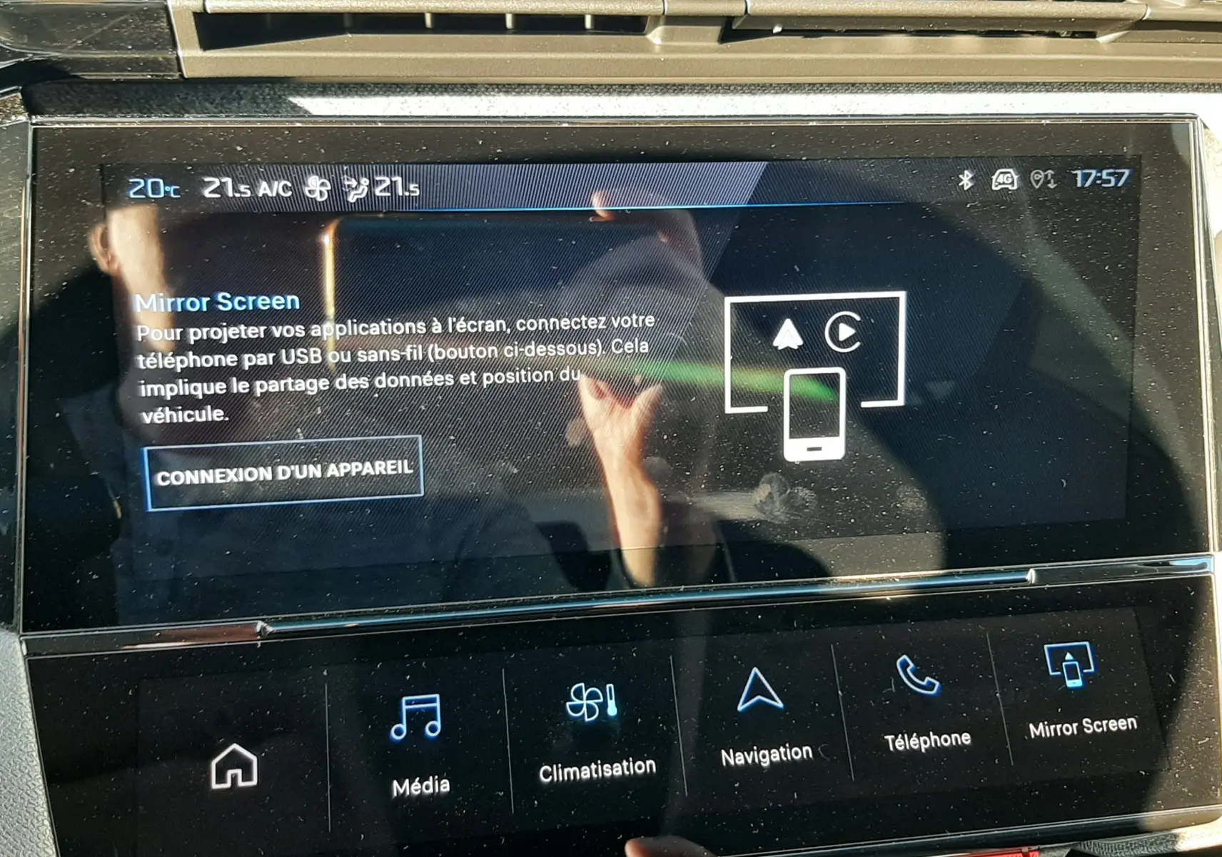 Écran tactile central de la Peugeot 308 Bleu Obsession 2025 affichant le menu Mirror Screen en intérieur.
