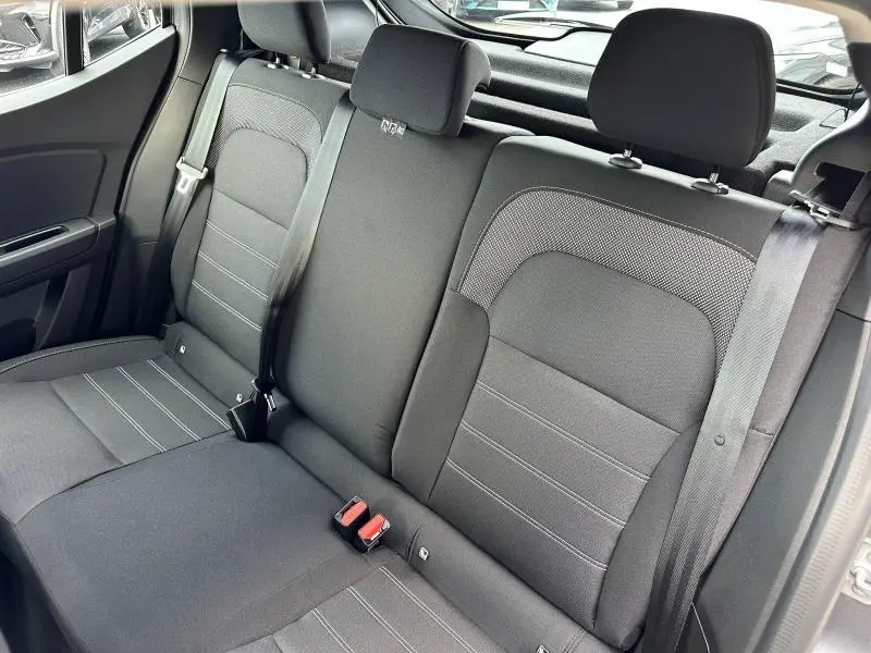 Vue intérieure sur la banquette arrière tissu gris avec surpiqûres du Dacia Sandero blanc Glacier 2025 côté droit.