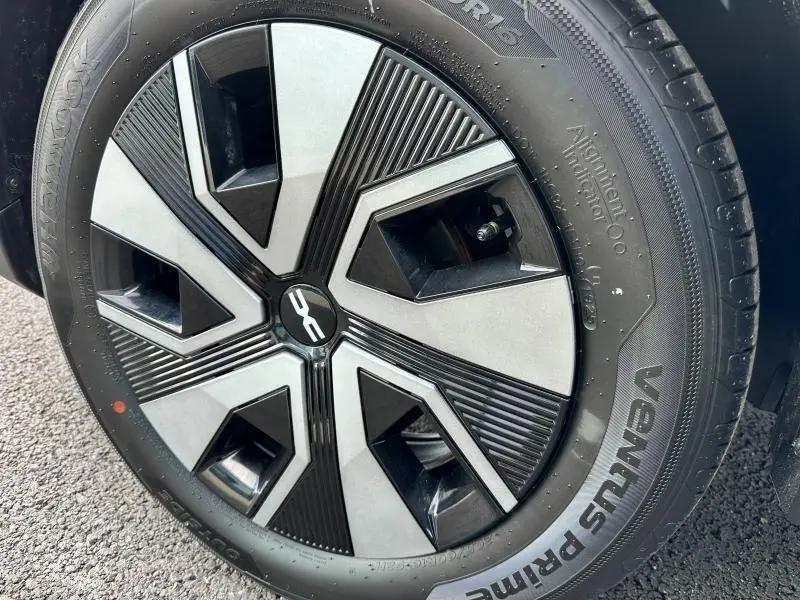 Gros plan sur la jante noire et argentée du Dacia Sandero blanc, mettant en valeur le design moderne du pneu Ventus Prime.