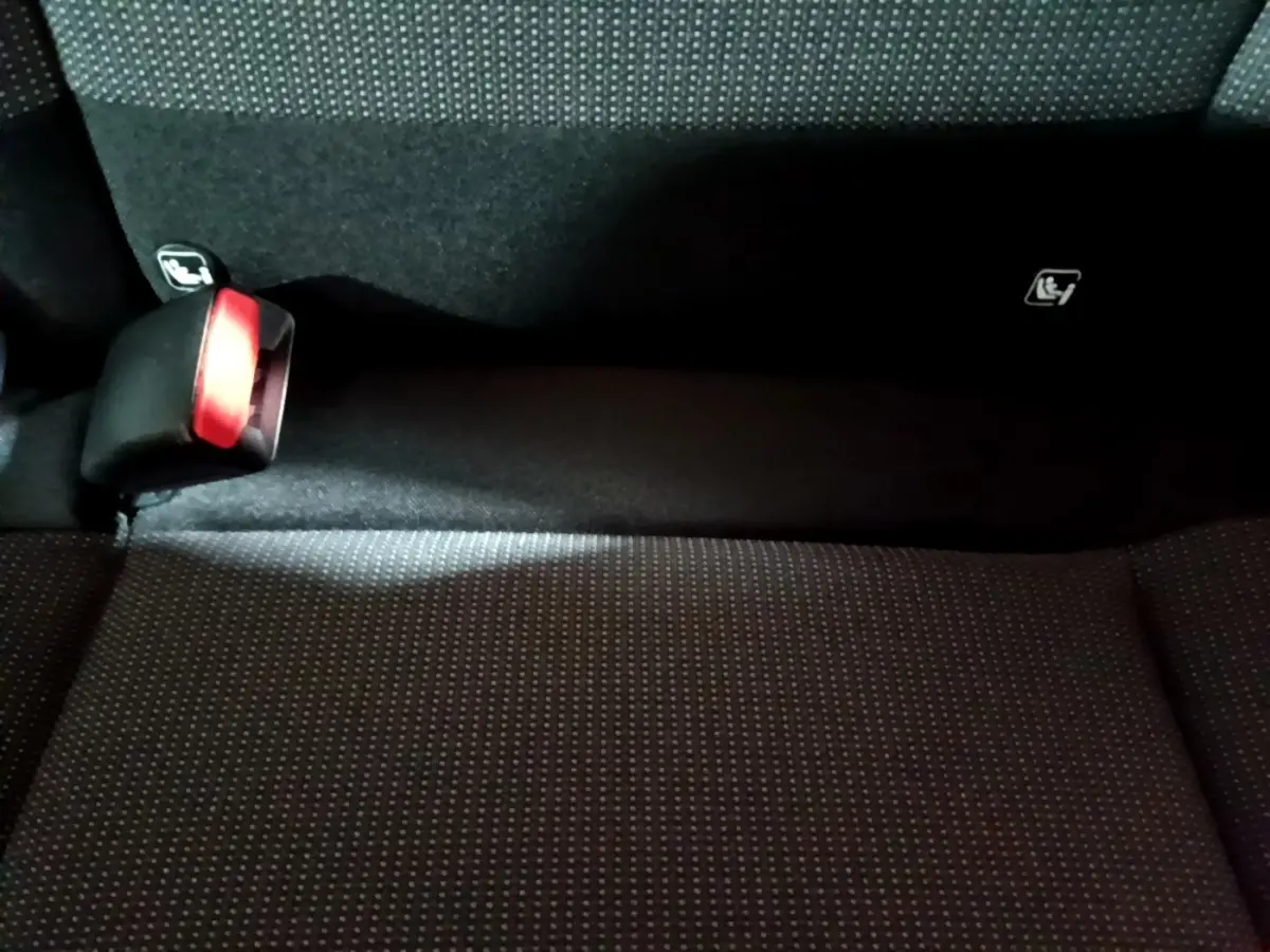 Gros plan sur la banquette arrière noire de la Citroën C3 avec ceintures de sécurité et logos Isofix visibles.