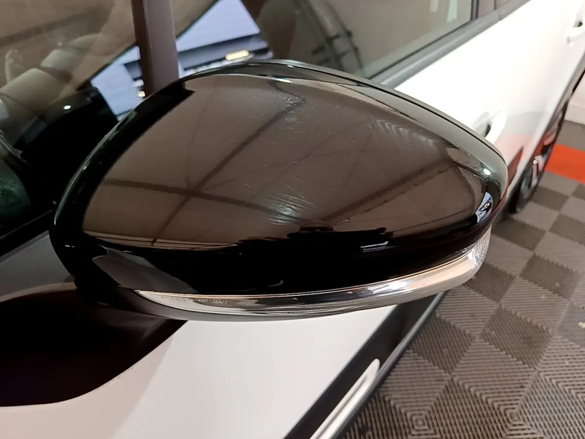 Rétroviseur noir brillant côté conducteur de la Citroën C3 blanche PureTech 83 Shine 2023, vue rapprochée.