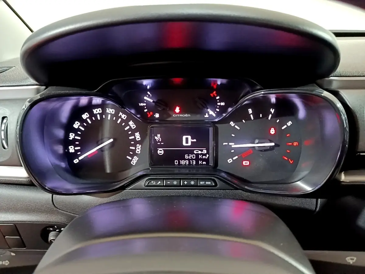 Tableau de bord de Citroën C3 PureTech 83 2023, vue frontale du combiné d'instruments numérique et analogique.