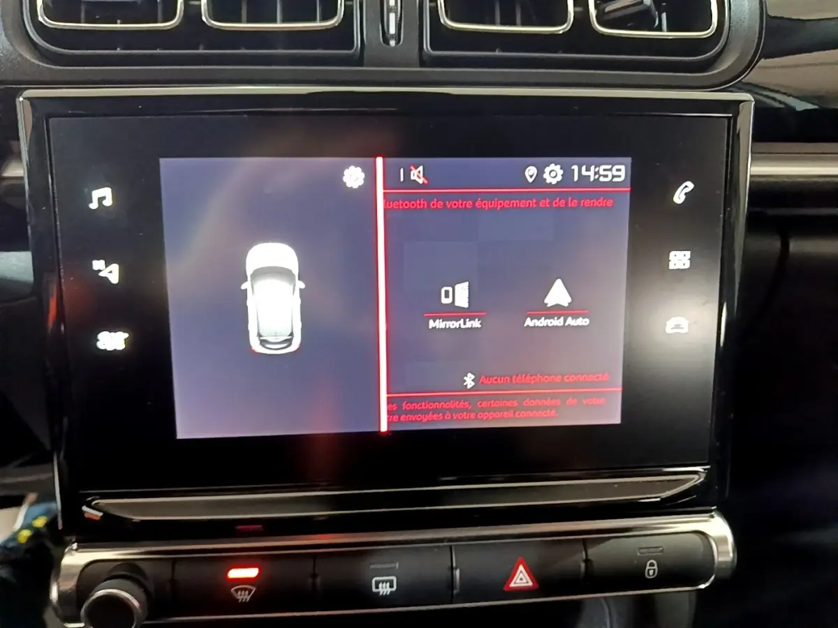 Écran tactile central affichant MirrorLink et Android Auto dans le tableau de bord noir du Citroën C3 blanc 2023.