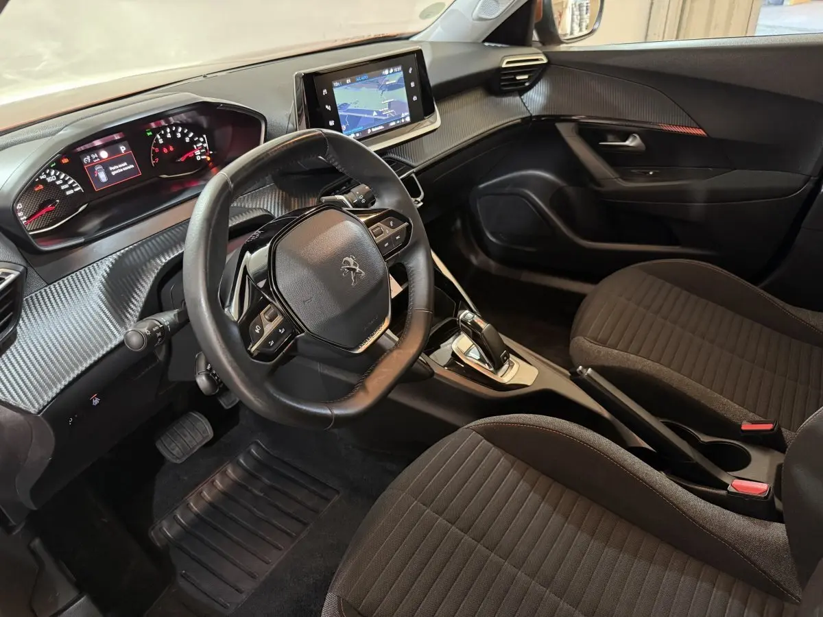 Vue intérieure côté conducteur du Peugeot 2008 avec tableau de bord numérique et écran tactile central.
