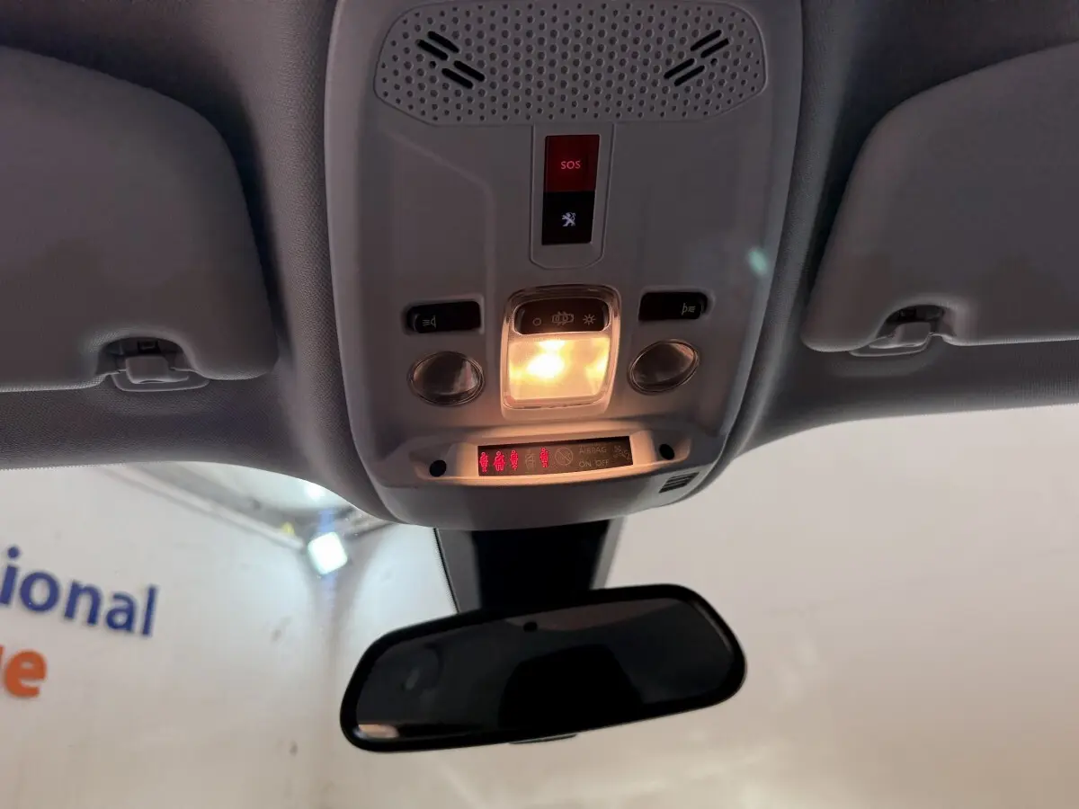 Vue intérieure du plafonnier avec commandes d’éclairage et bouton SOS du Peugeot 2008 orange de 2022.