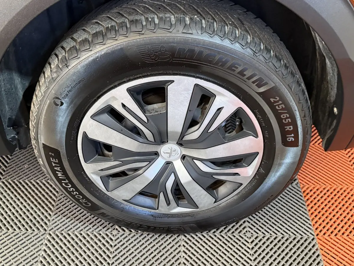 Gros plan sur la roue avant droite du Peugeot 2008 avec jante aluminium et pneu Michelin CrossClimate 2.
