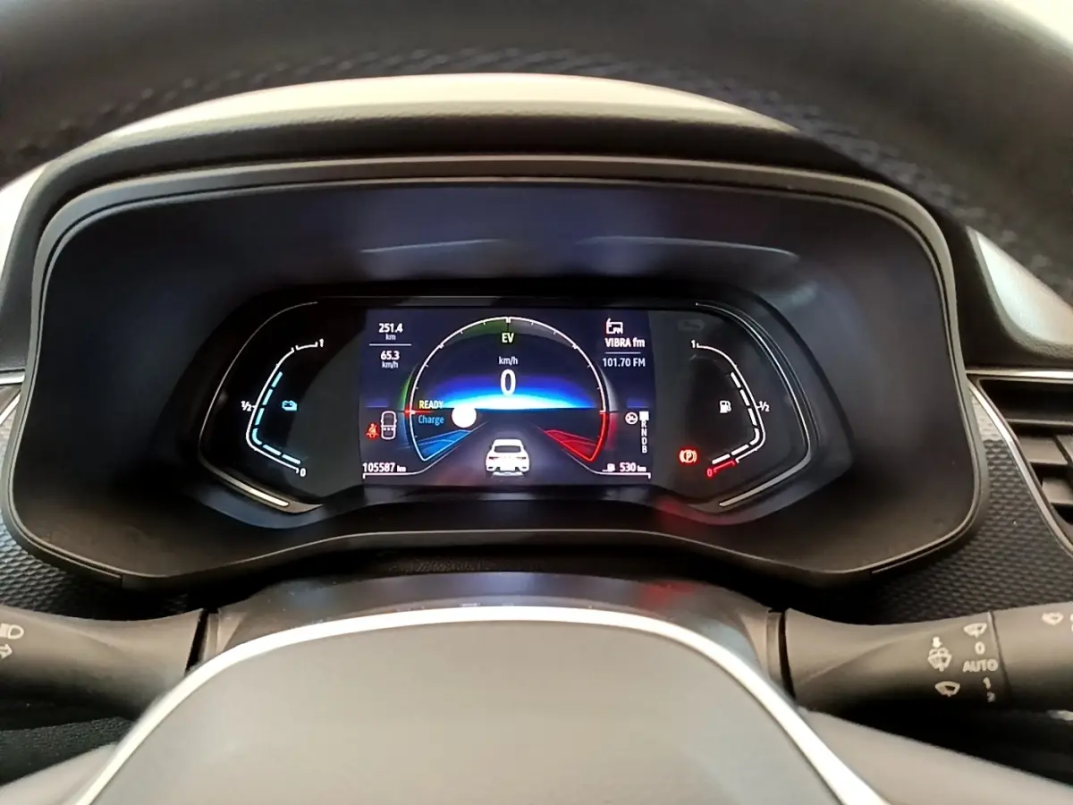 Vue rapprochée du combiné d'instruments numérique du Renault Arkana gris clair, affichant la vitesse et l'autonomie.