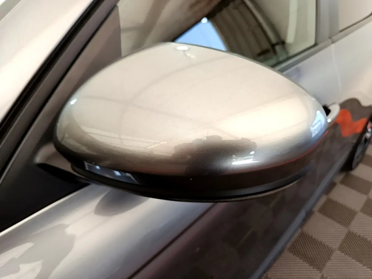 Rétroviseur côté gauche gris clair du Renault Arkana Evolution E-Tech 2023 avec clignotant intégré, vue rapprochée.