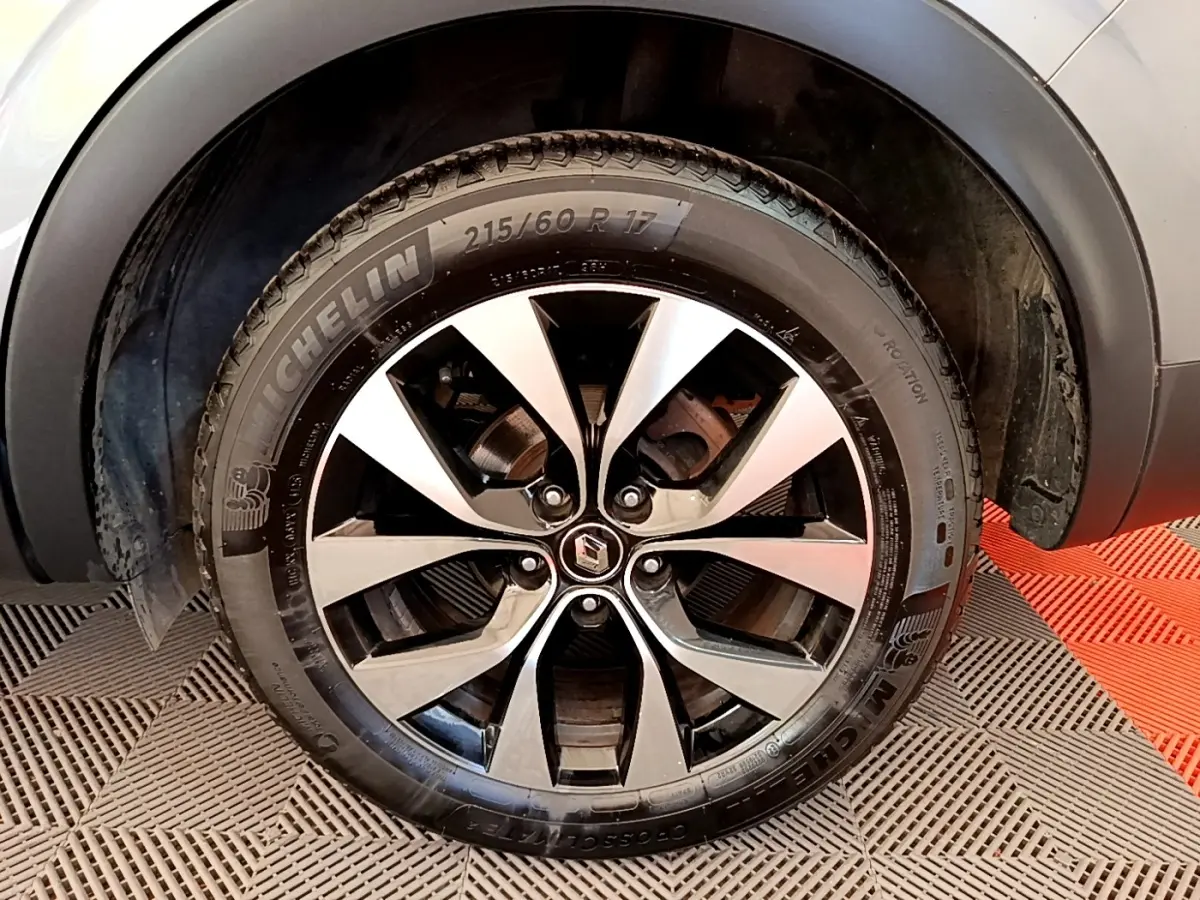 Gros plan sur la roue avant droite du Renault Arkana gris clair avec jante alliage et pneu Michelin.