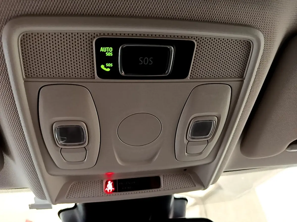 Vue intérieure du plafonnier beige avec boutons d’éclairage et indicateur SOS allumé dans une Renault Arkana gris clair.