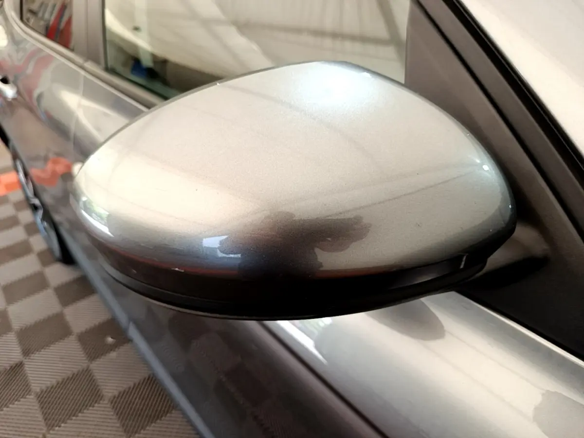 Rétroviseur droit gris clair de Renault Arkana Evolution E-Tech 2023, vue rapprochée sur la portière et la carrosserie.