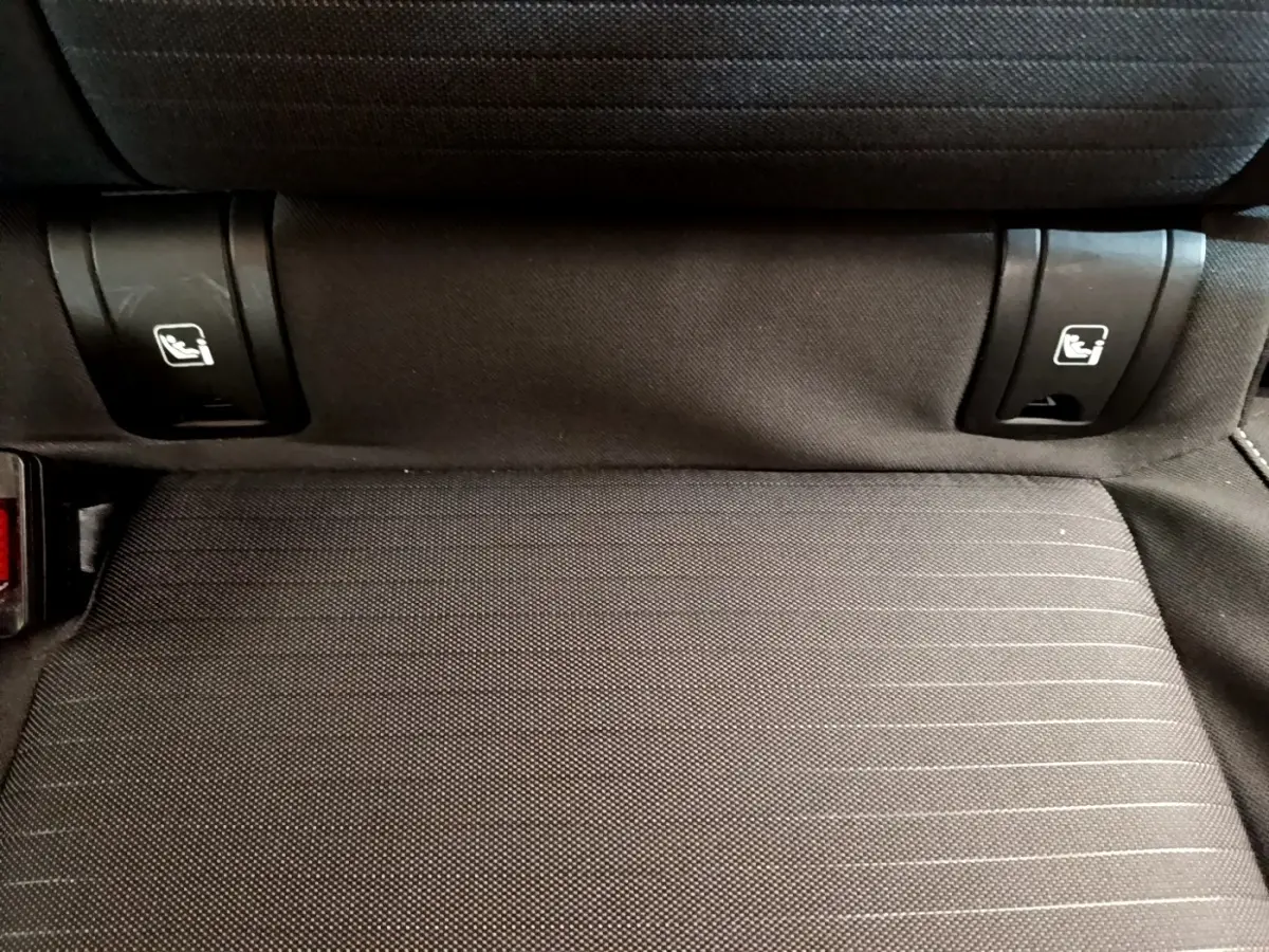 Gros plan sur la banquette arrière noire du Renault Arkana Evolution E-Tech 145, montrant les fixations Isofix.