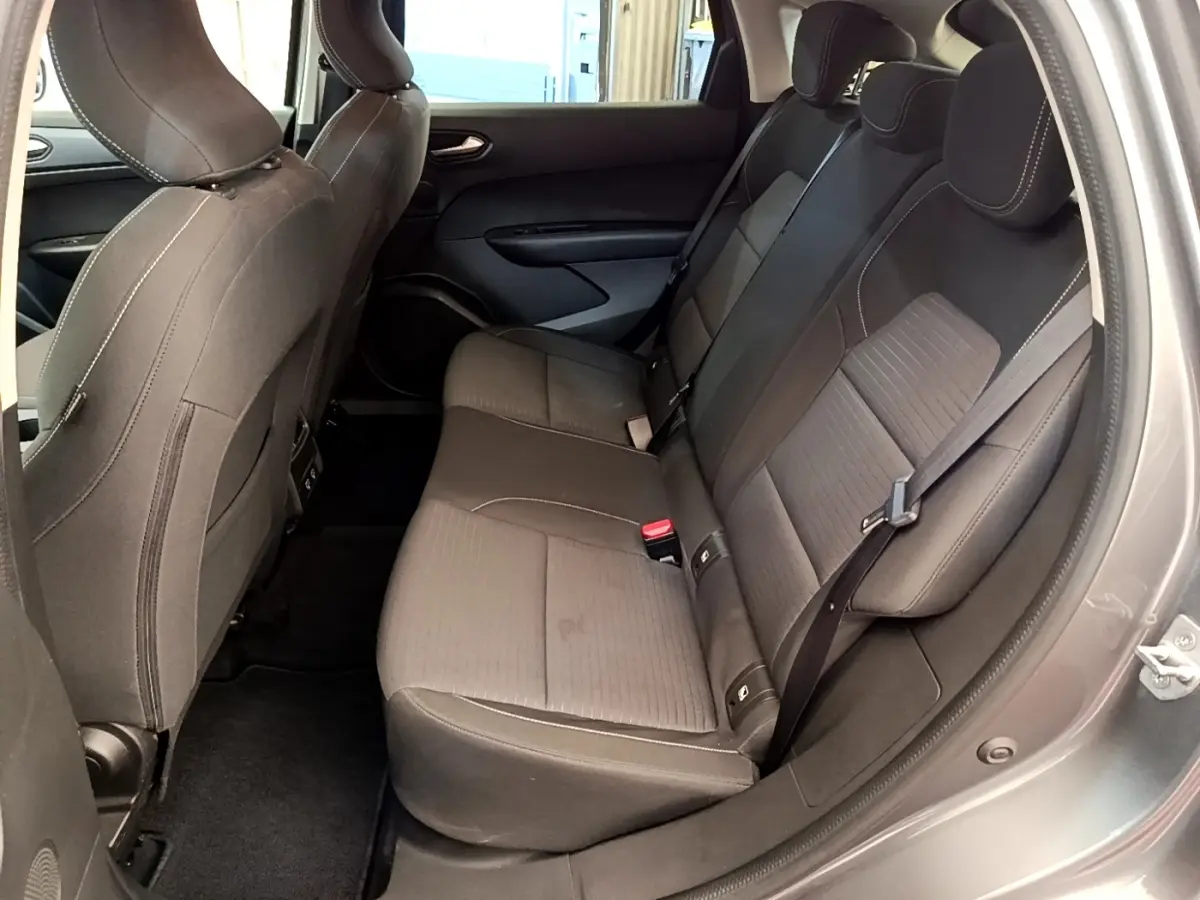 Vue intérieure côté droit sur la banquette arrière noire du Renault Arkana gris clair Evolution E-Tech 2023.