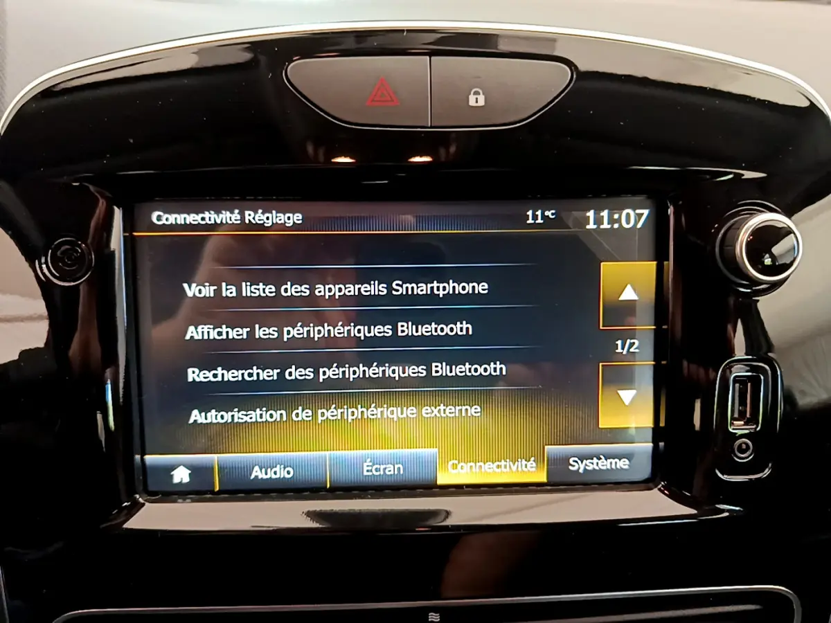 Écran tactile central de la Renault Clio Business TCe 90 2019 montrant les réglages Bluetooth et connectivité.