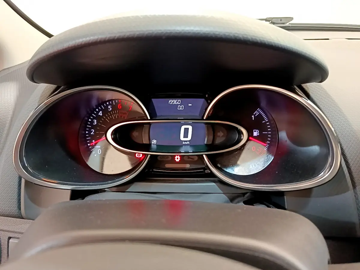 Gros plan sur le tableau de bord numérique de la Renault Clio Business TCe 90, affichant 0 km/h et 19 960 km.