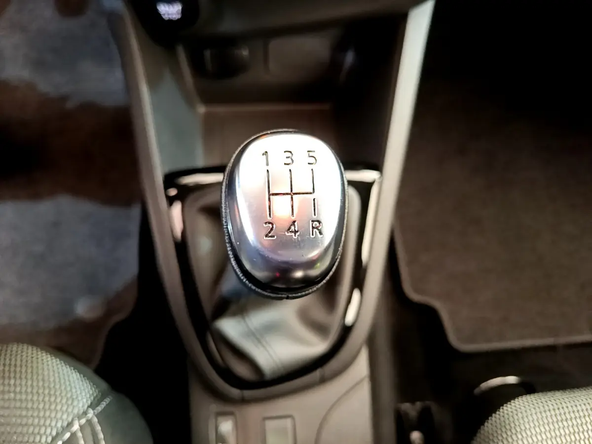 Le levier de vitesses manuel argenté de la Renault Clio Business TCe 90 2019, vu de dessus, avec sellerie grise.