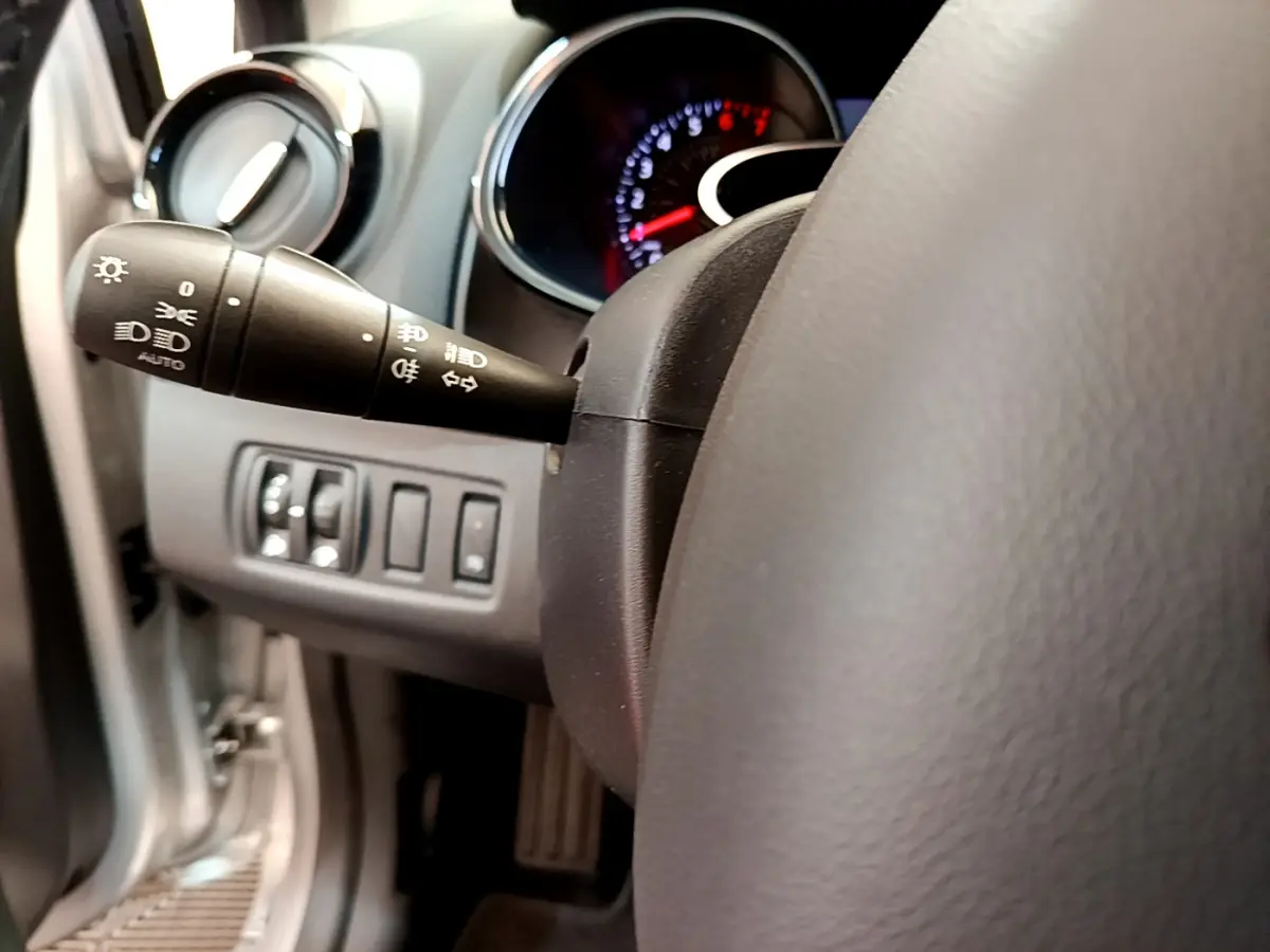 Gros plan sur la manette des feux et le tableau de bord noir de la Renault Clio Business TCe 90 2019.