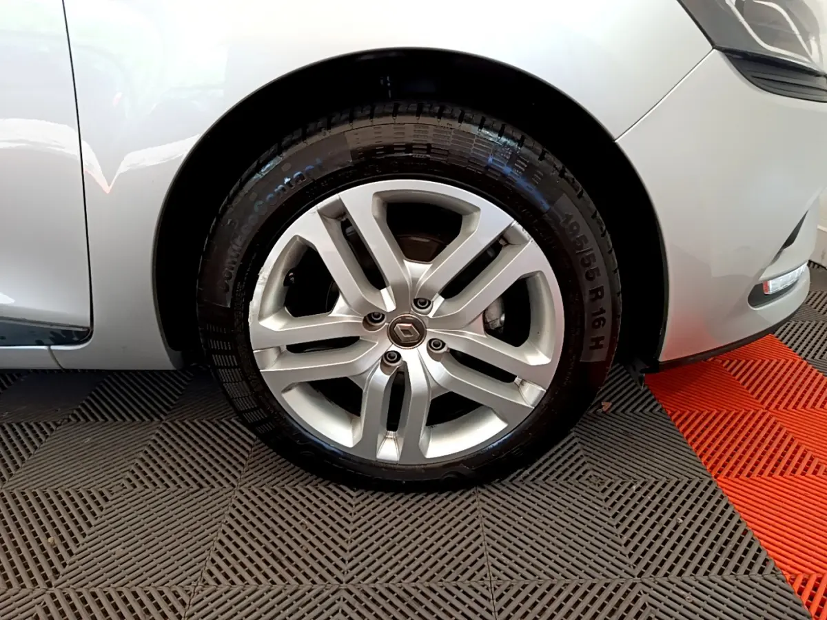Gros plan sur la roue avant droite gris clair d'une Renault Clio Business TCe 90 avec jante alliage à 5 branches.