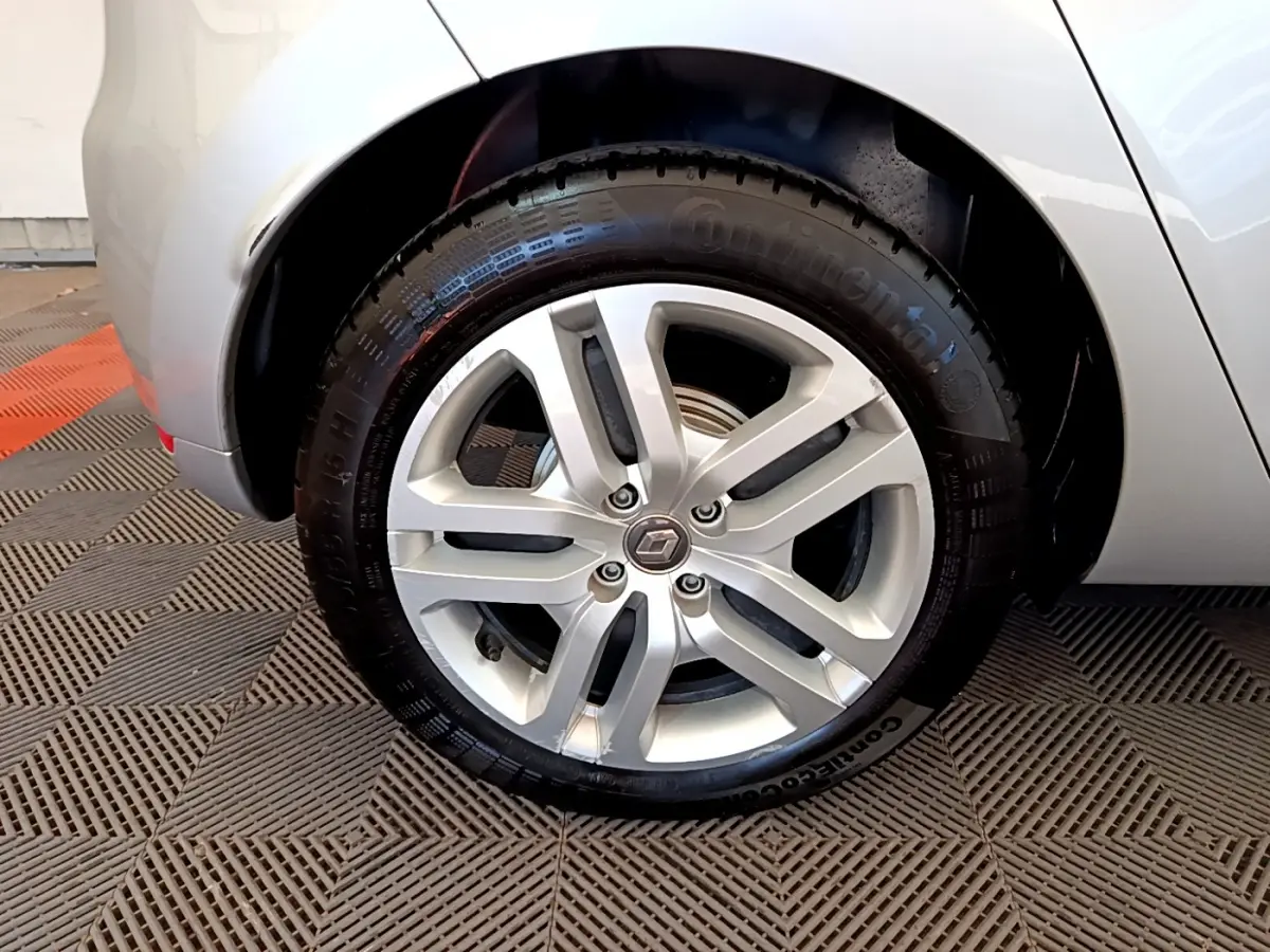 Gros plan sur la roue arrière droite gris clair de la Renault Clio Business TCe 90 avec jante alliage à 5 branches doubles.