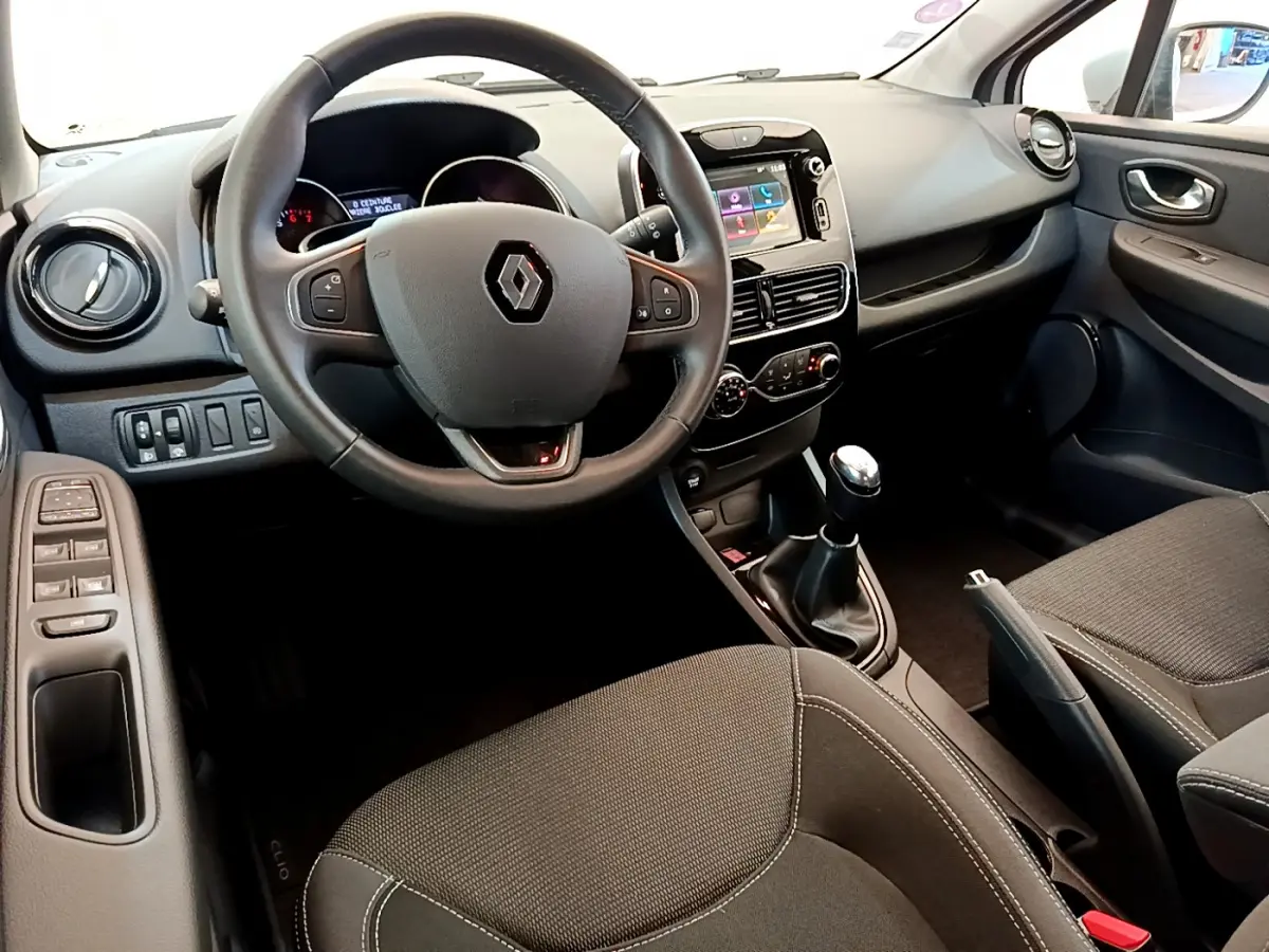 Intérieur de la Renault Clio Business TCe 90 2019, vue avant centrée sur le volant cuir et l'écran tactile 7 pouces.