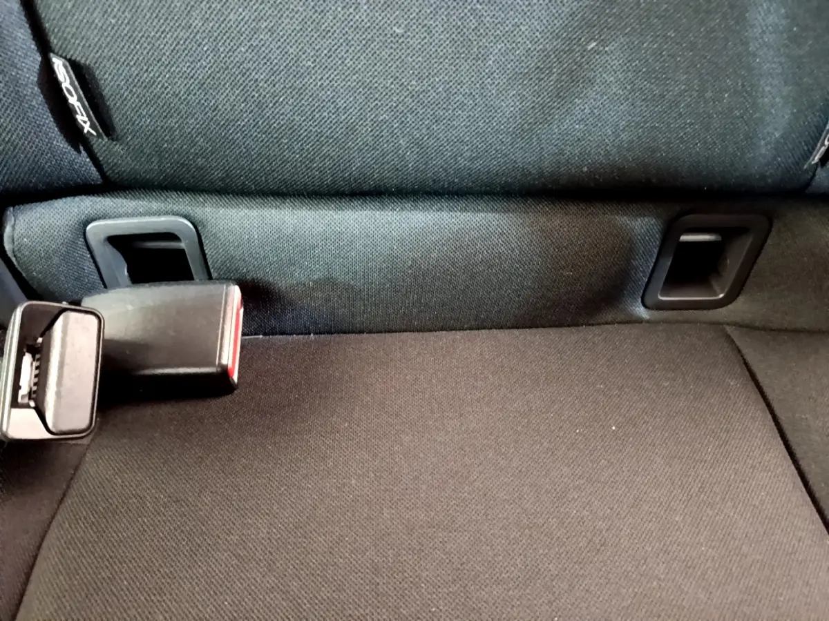 Gros plan sur la banquette arrière noire de la Renault Clio Business TCe 90 avec boucle de ceinture visible.