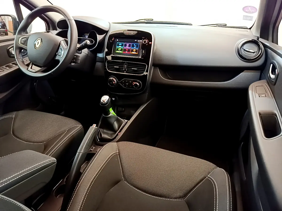 Intérieur de Renault Clio Business TCe 90 2019, vue côté conducteur, tableau de bord avec écran tactile 7 pouces et volant cuir.