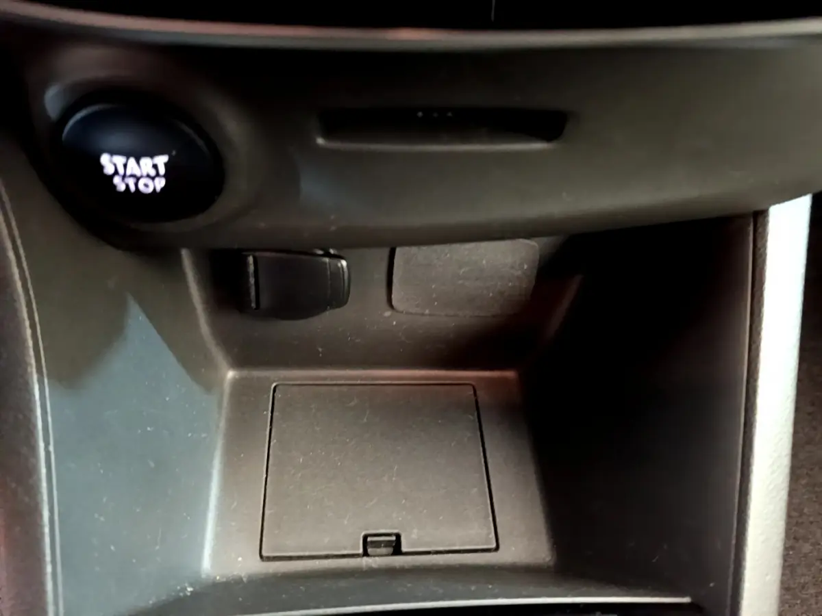 Gros plan sur le bouton Start/Stop et la console centrale noire de la Renault Clio Business TCe 90 2019.
