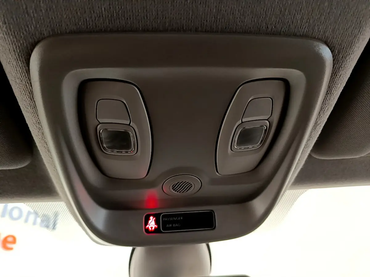 Plafonnier intérieur gris avec éclairage et témoin ceinture passager allumé dans Renault Clio Business TCe 90 2019.