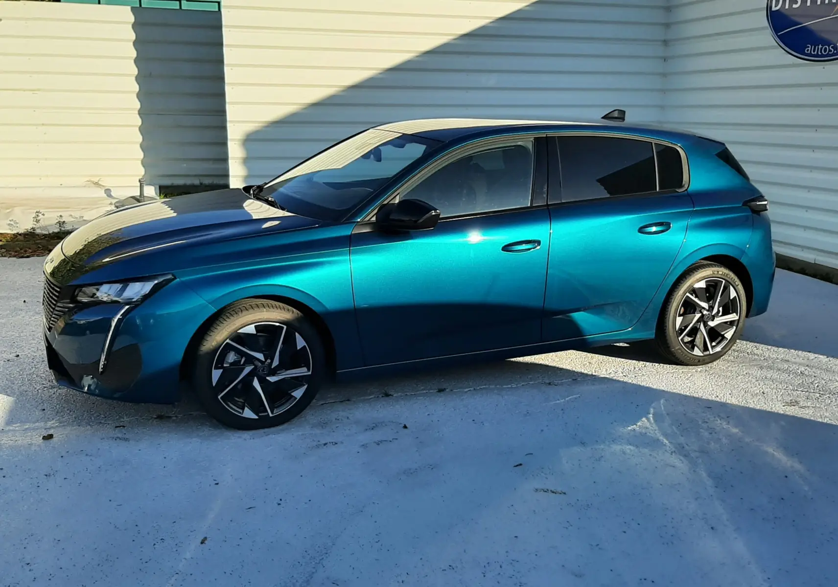 Peugeot 308 Bleu Obsession vue de profil côté gauche, mettant en valeur ses jantes noires et design moderne.