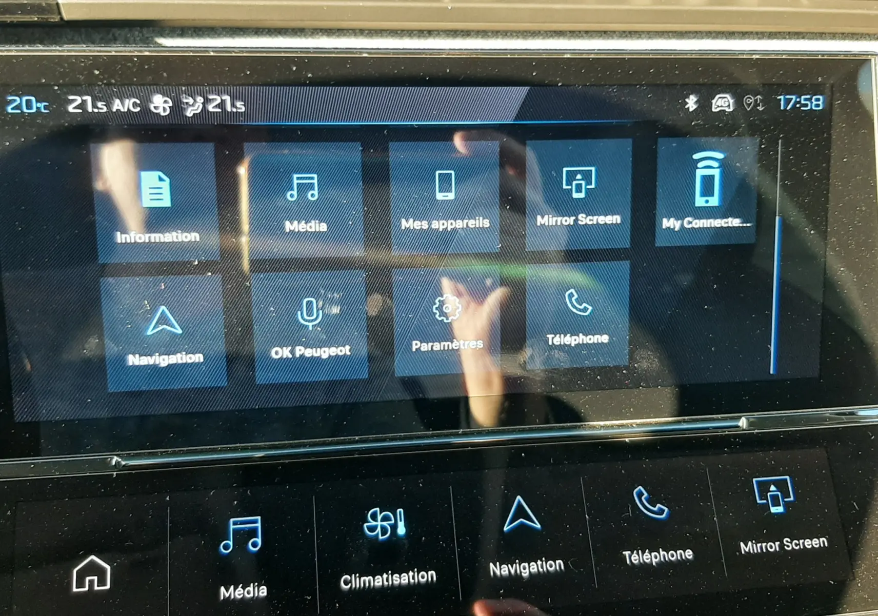 Écran tactile central de la Peugeot 308 Bleu Obsession, affichant le menu multimédia et navigation.