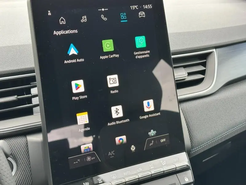 Tablette tactile centrale affichant les applications connectées dans un Renault Captur 2025 esprit Alpine, intérieur gris.