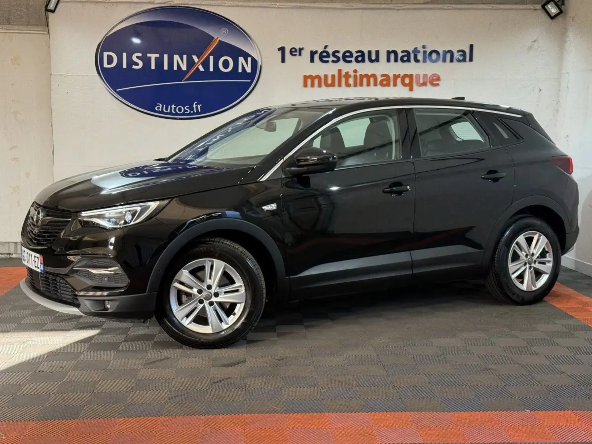Opel Grandland X noir vue de profil côté gauche, avec jantes alliage et feux avant LED visibles.
