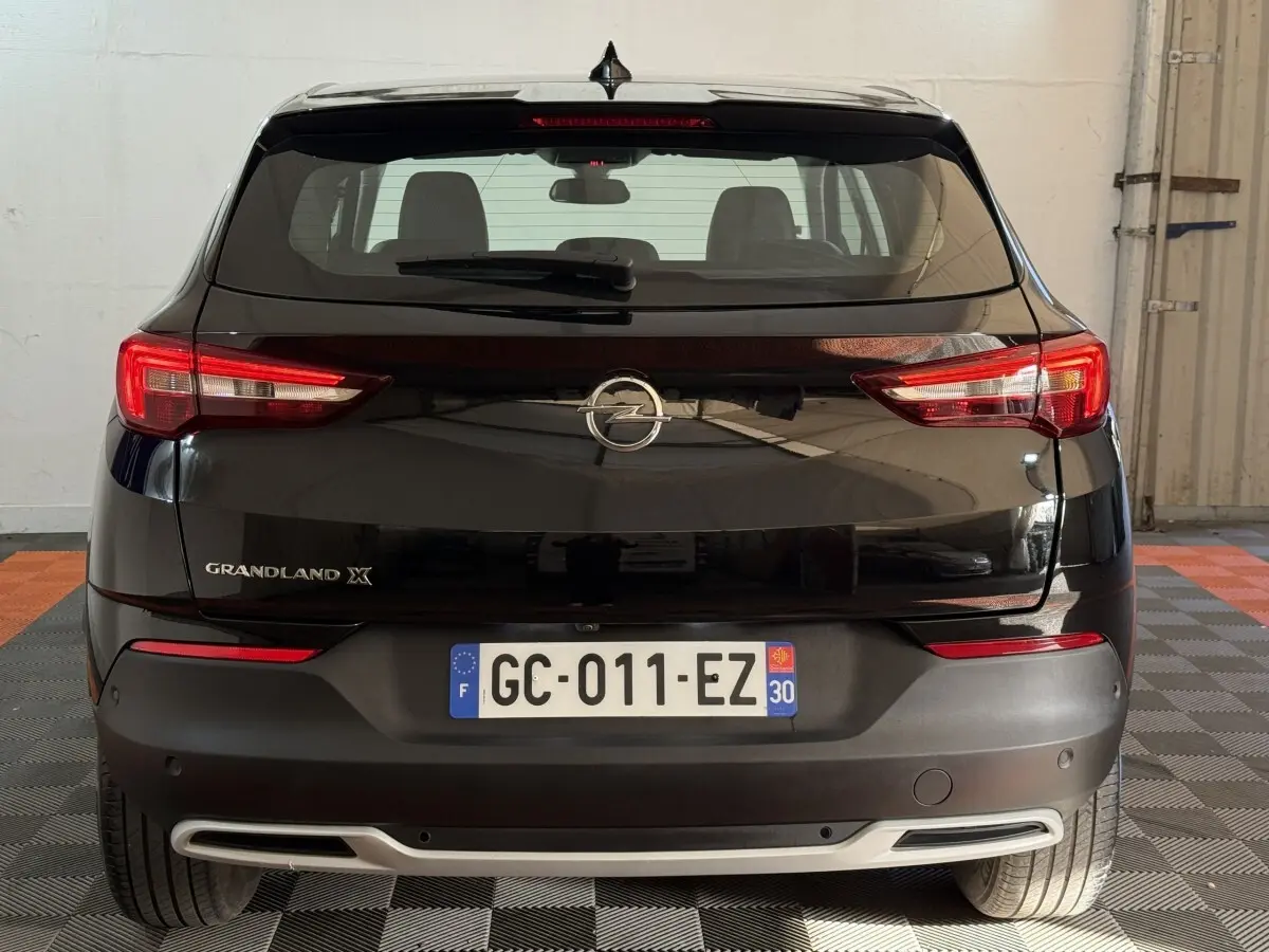 Vue arrière d’un Opel Grandland X noir 2021 avec feux LED et double sortie d’échappement intégrée.